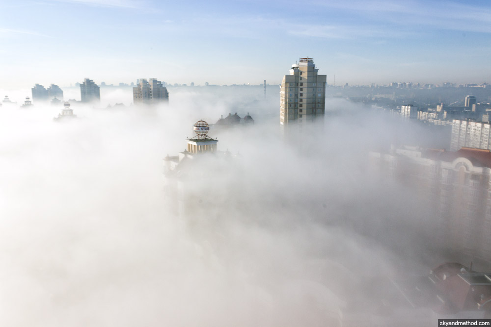 Аэросъёмка Оболони в тумане