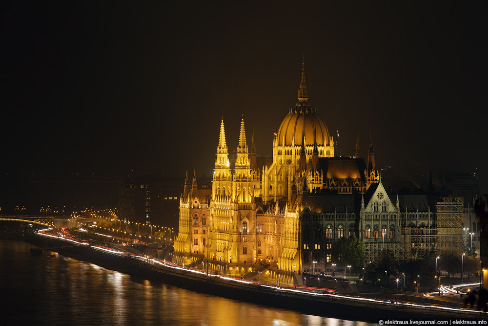 Венгерский парламент ночью